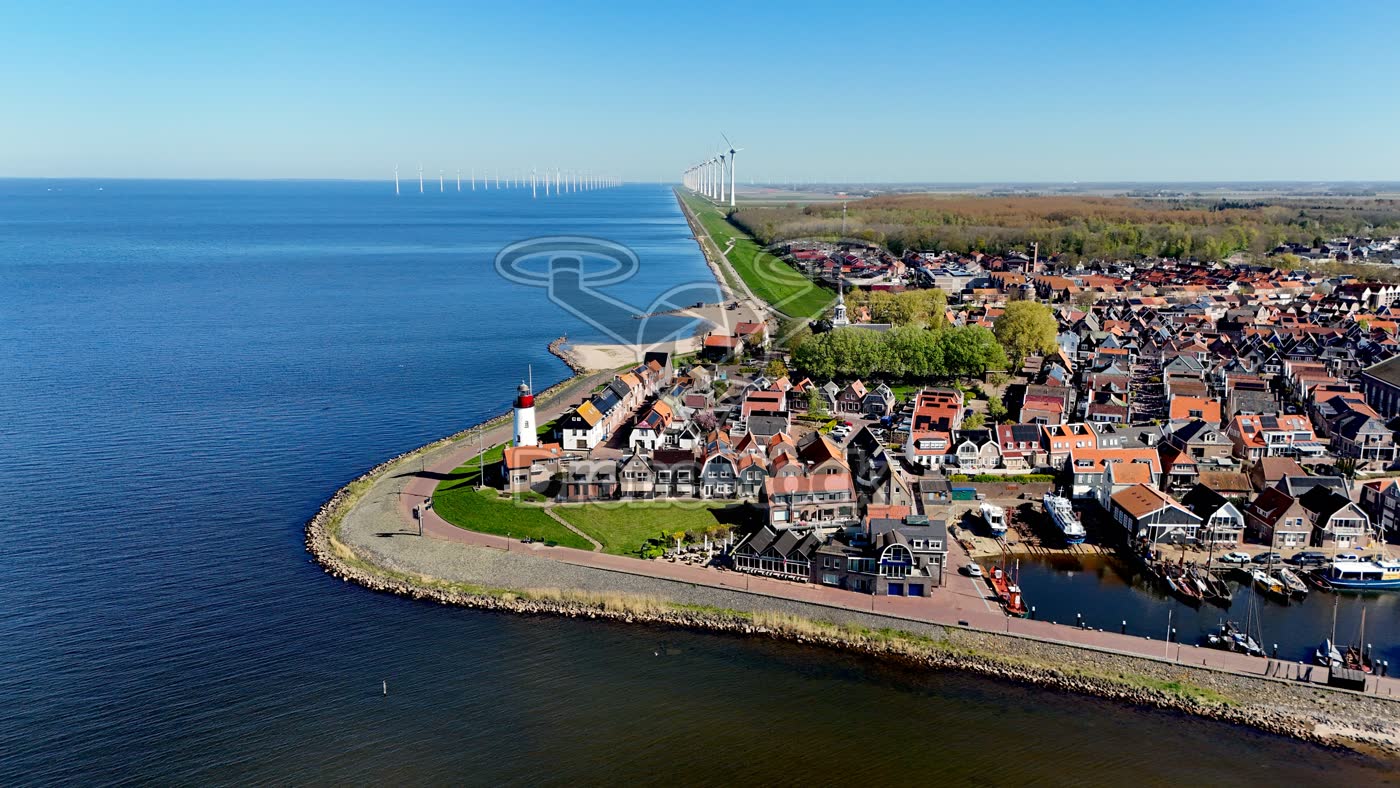 Urk kust met vuurtoren en dijk