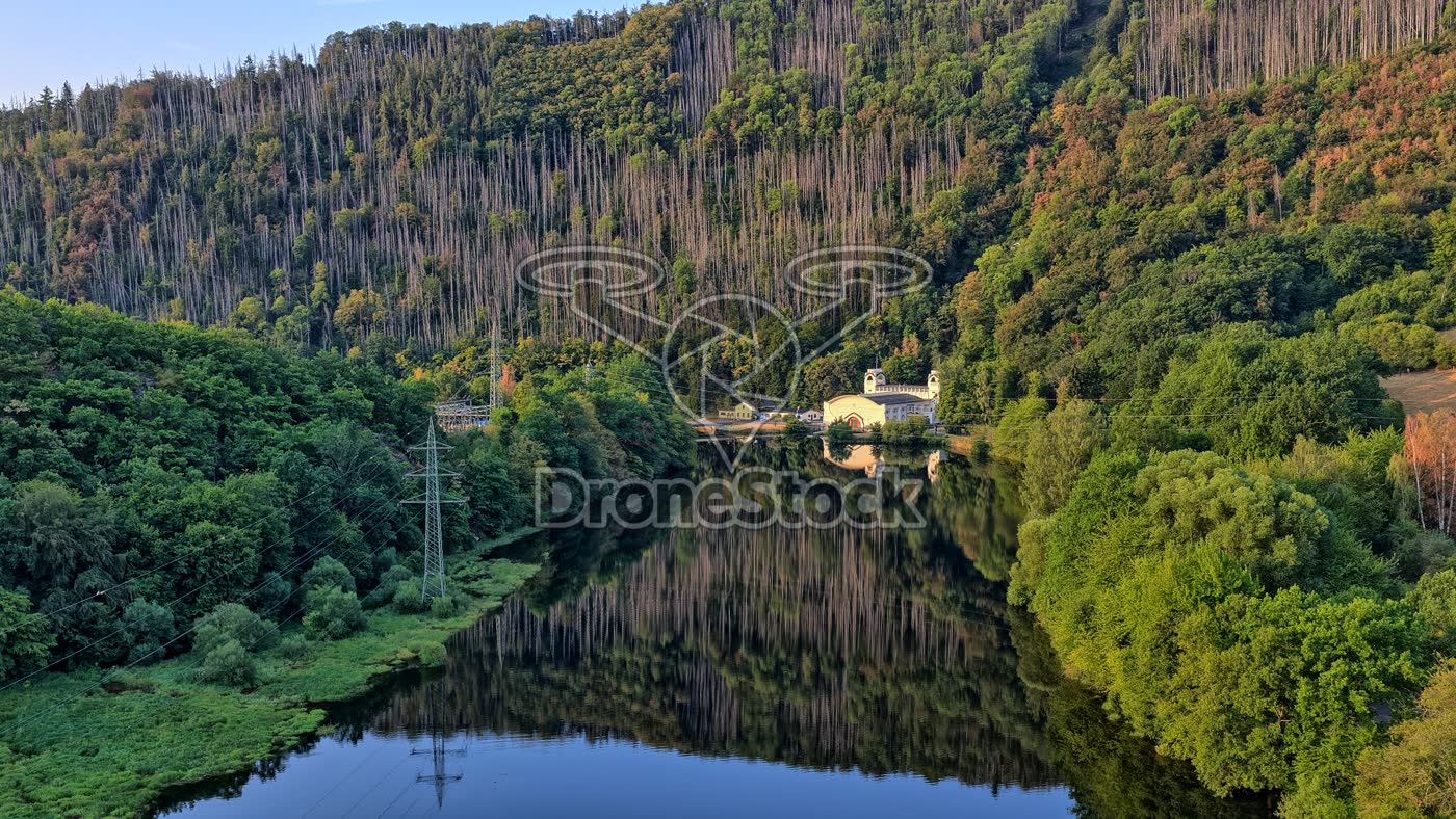 Zonsopkomst boven de Rursee in de Eifel, Duitsland