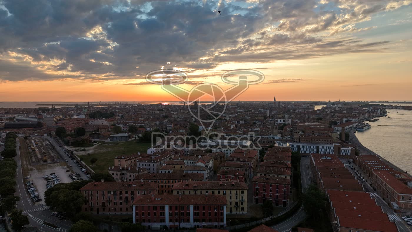 Zonsopgang in Venezia, maritieme zone, Santa Marta gezien van boven met uitzicht op het Canale della Giudecca.