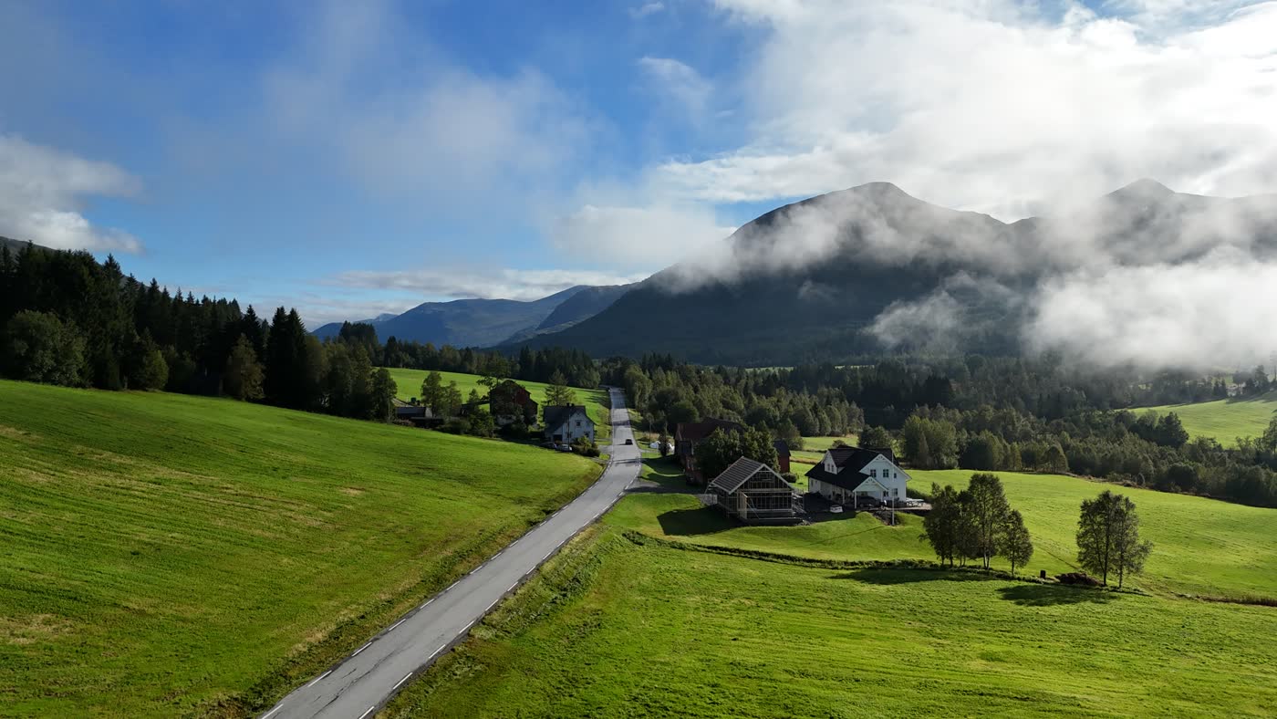 Weg en weilanden bij Indre Hornindal
