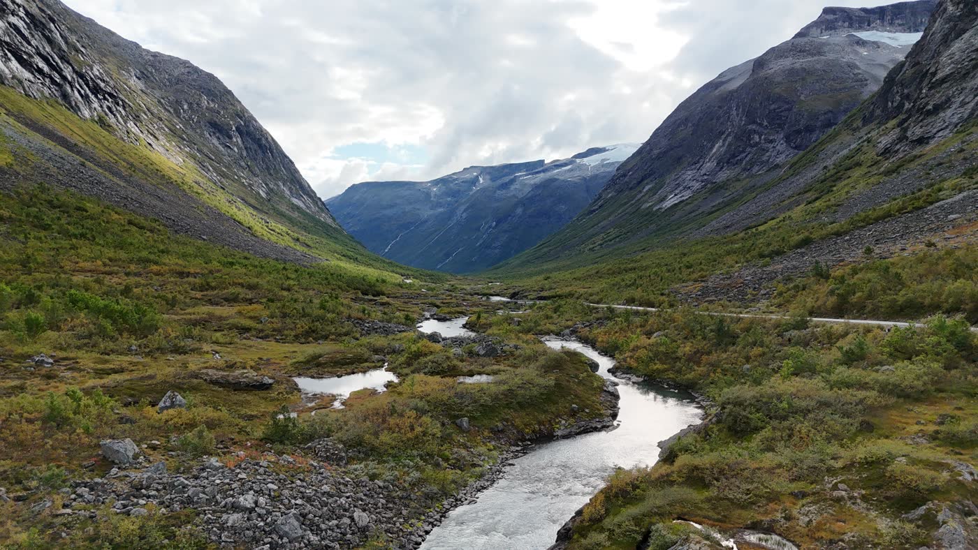 Dal met bergbeek bij Fjord