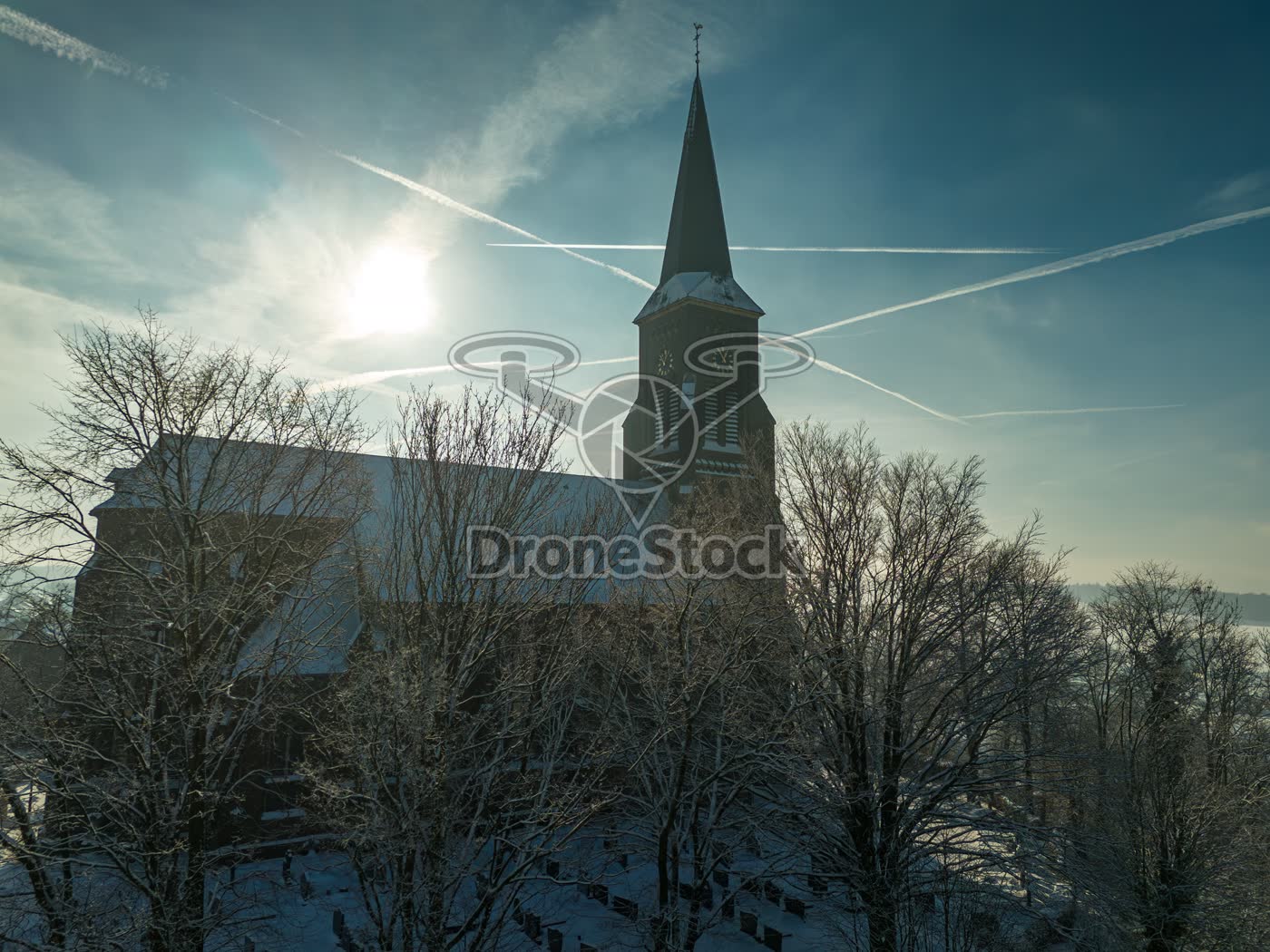 Sneeuw bedekte Sint-Martinuskerk in Vijlen bij tegenlicht