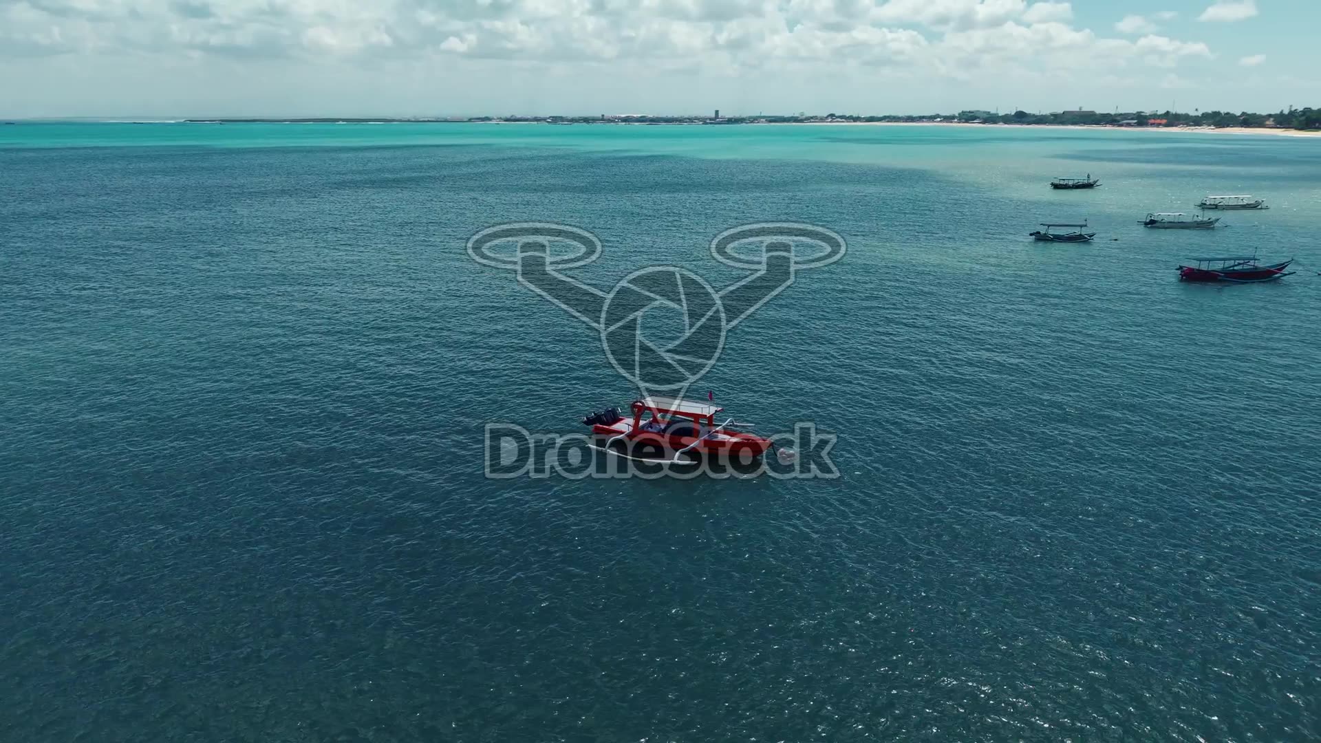 Rode outriggerboot bij kust Kuta Selatan