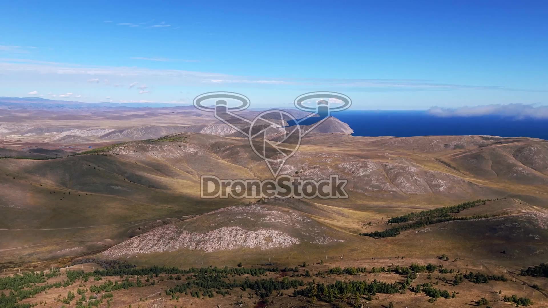 Heuvelachtig landschap langs het Baikalmeer
