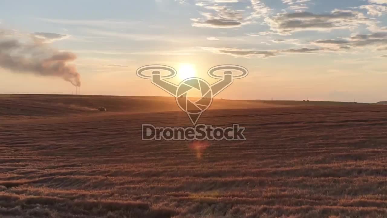 Tarweoogst bij zonsondergang — Luchtfoto van maaidorsers in Oekraïne