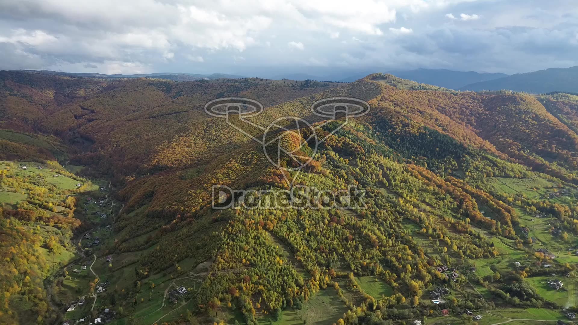 Luchtbeeld van de herfstige Karpaten bij Yaremche, Oekraïne