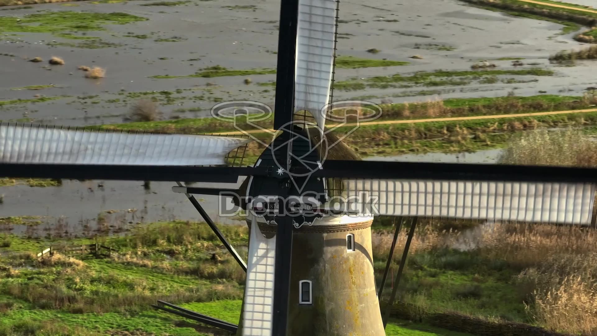 Windmolen boven nat polderland