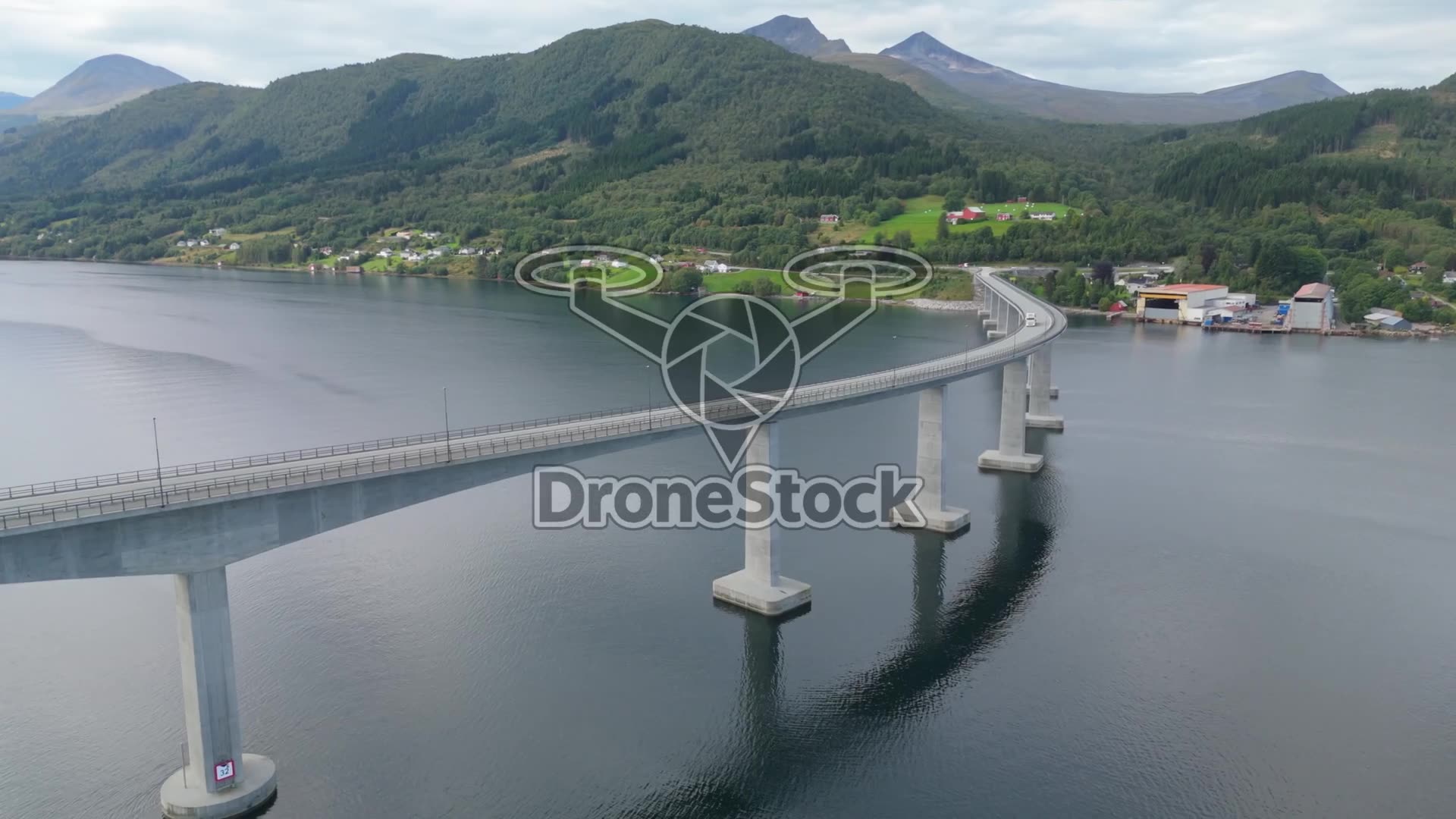 Vrachtwagen over Tresfjordbrug