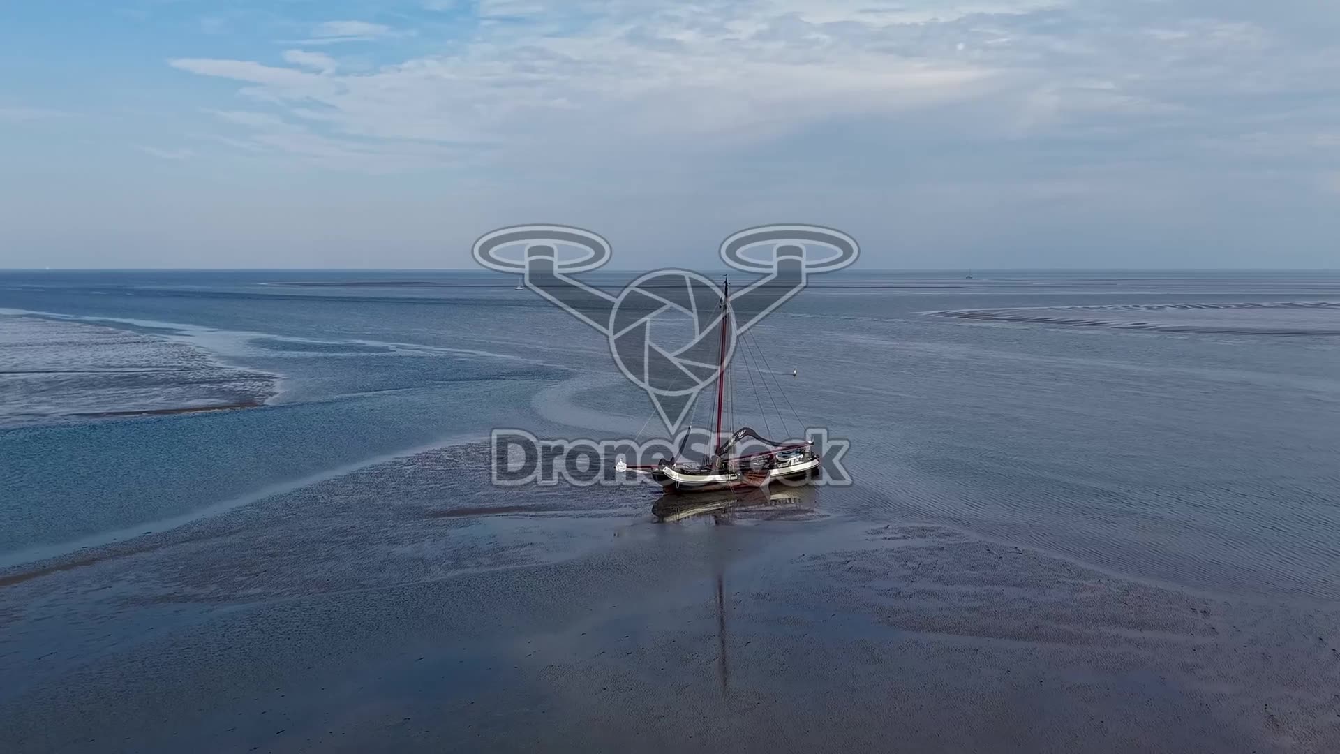 Tjalk De Zorg met Vlijt op het Wad bij eb
