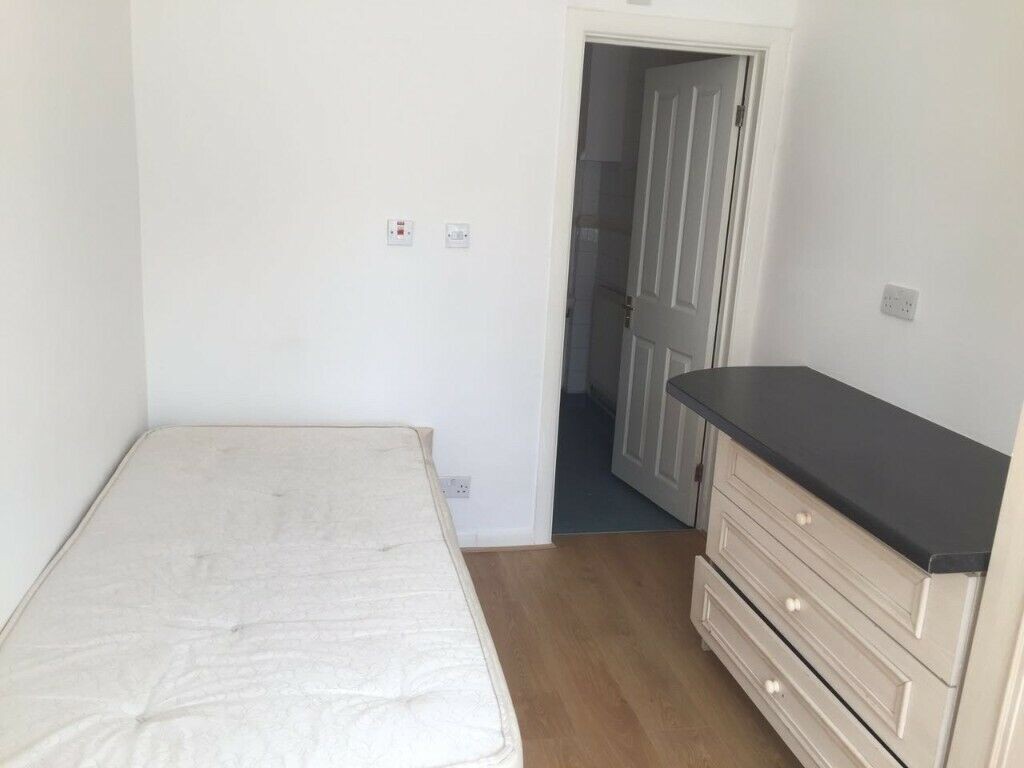 Fowey Avenue, IG4 5JT