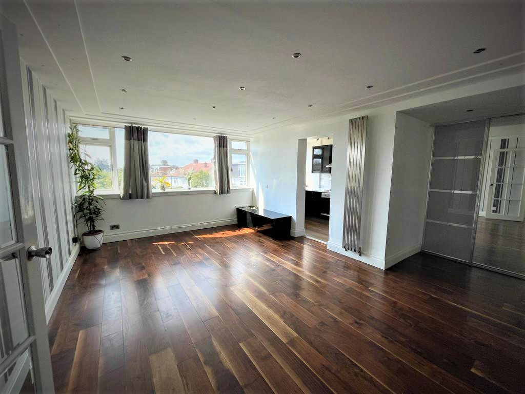 Ashurst Drive, IG6 1HB
