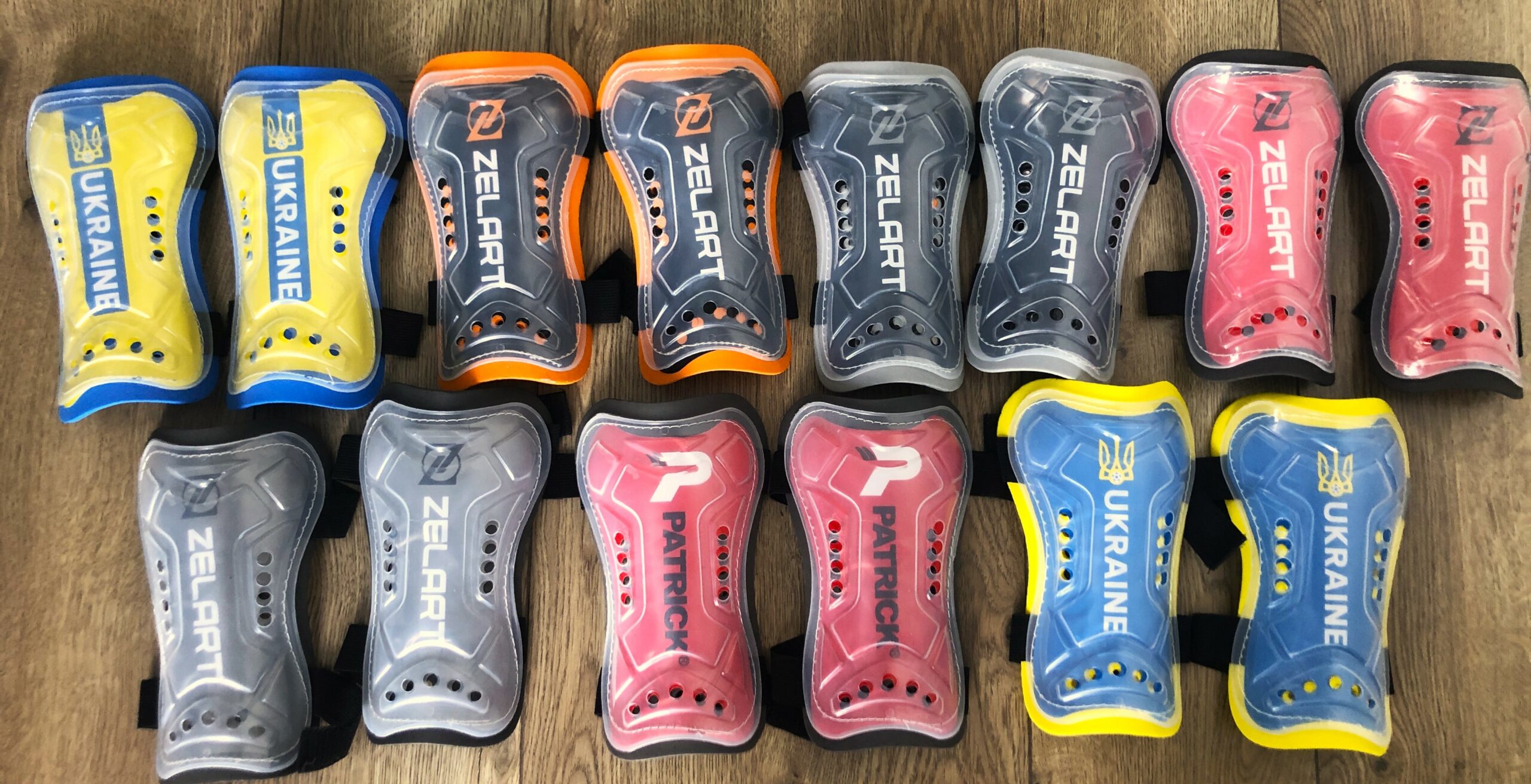 Щитки футбольні PATRIK розмір М, кольори в асортименті