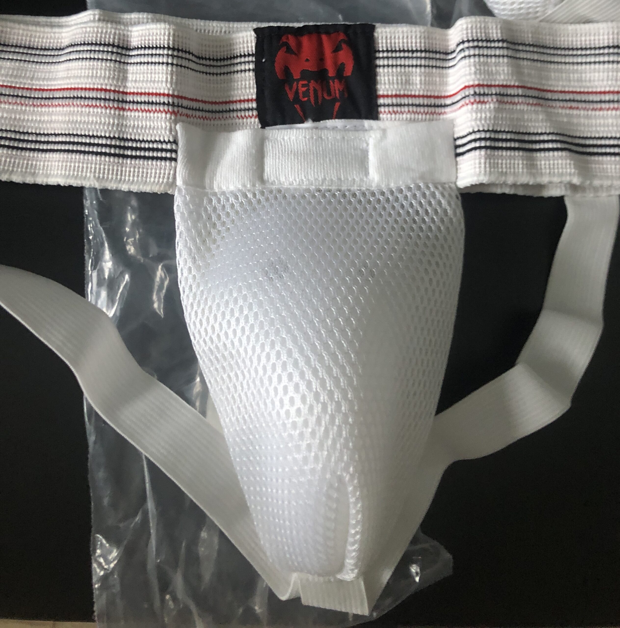 Защита паха мужская VENUM размеры М-L, белая