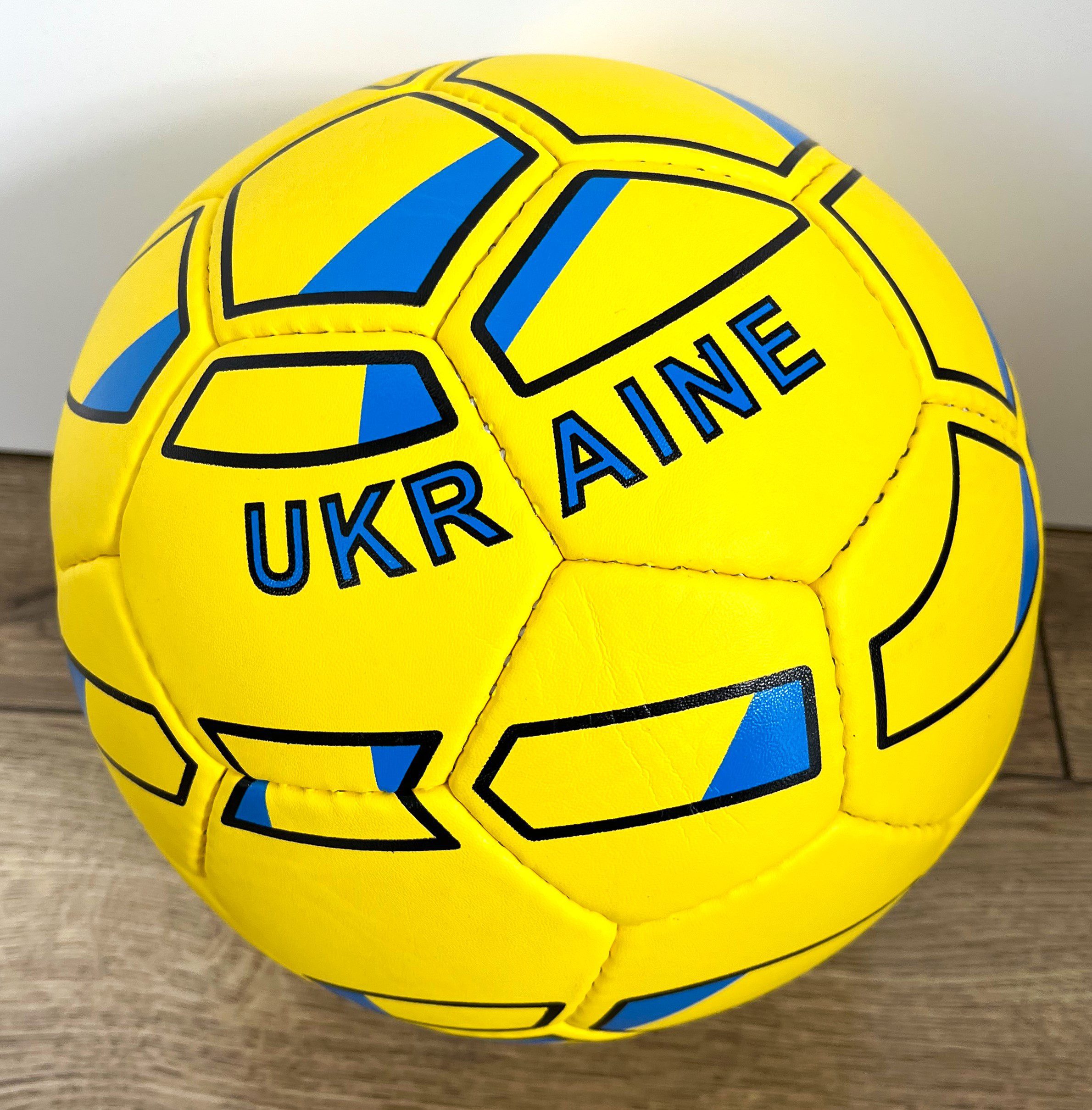 Щитки футбольні MITRE, розміри SL, кольори в асортименті