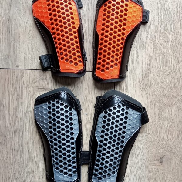 Щитки футбольні MITRE, розміри SL, кольори в асортименті