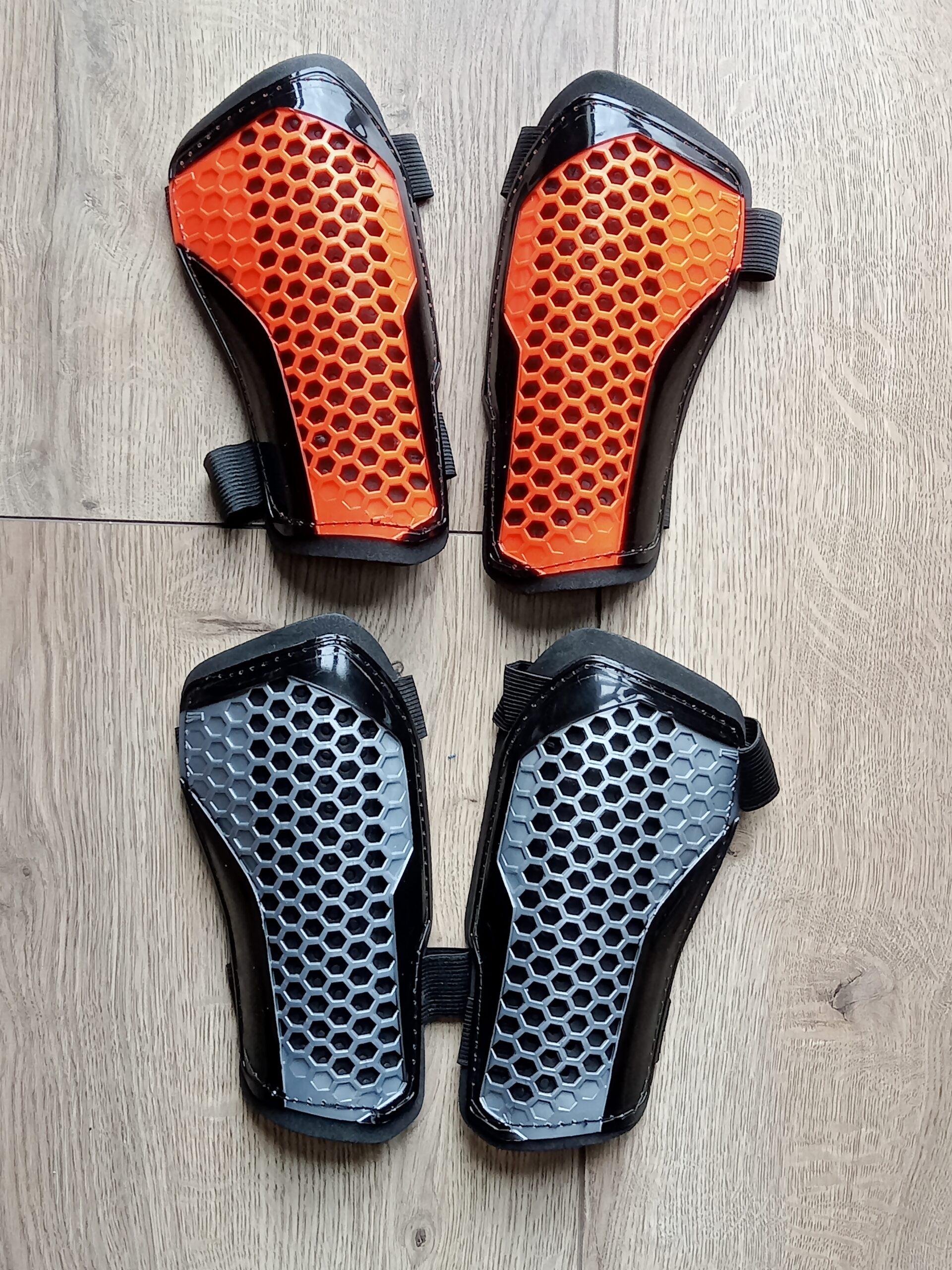 Щитки футбольні MITRE, розміри SL, кольори в асортименті