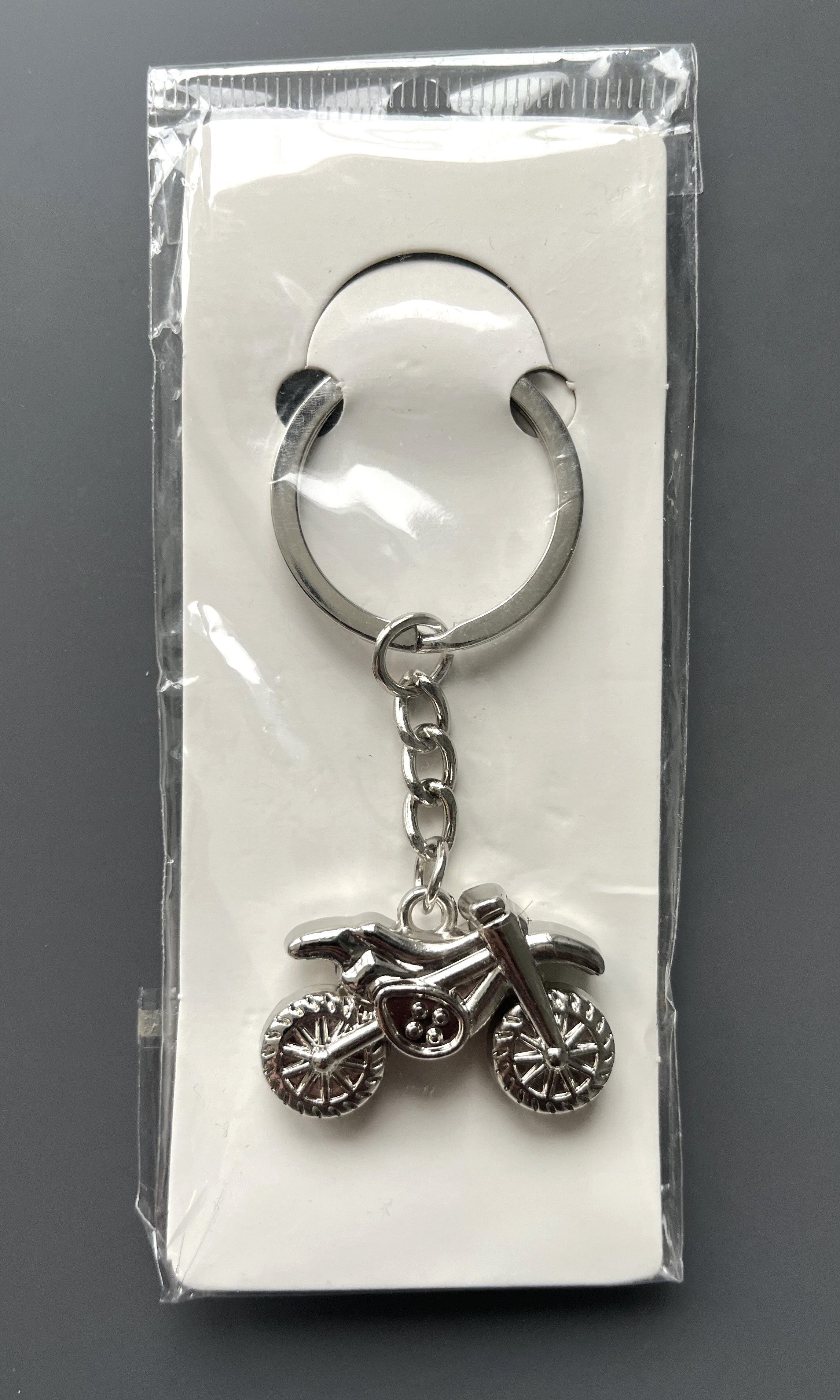 Брелок для ключів "М'яч бейсбольний", металевий