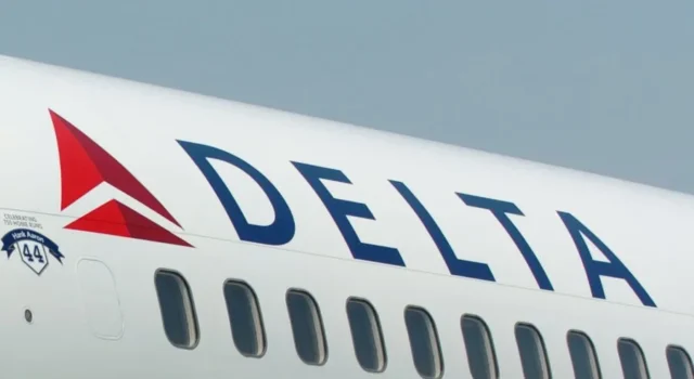 Стюардесса Delta случайно развернула аварийный трап в аэропорту