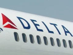 Стюардесса Delta случайно развернула аварийный трап в аэропорту