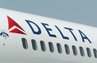 Стюардесса Delta случайно развернула аварийный трап в аэропорту