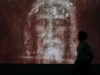 Верующие видят лицо Иисуса на Туринской плащанице. Исследование утверждает, что это что-то иное