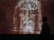Верующие видят лицо Иисуса на Туринской плащанице. Исследование утверждает, что это не так