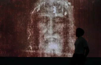 Верующие видят лицо Иисуса на Туринской плащанице. Исследование утверждает, что это что-то иное