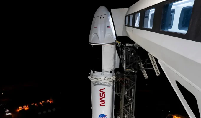 Миссия SpaceX, отложенная из-за погодных условий, намечена на запуск в пятницу на рассвете