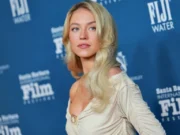 Сидни Суини совершила ночной поход за закусками в ярком наряде