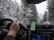 Четверо пассажиров Uber застряли в снежной канаве после игнорирования водителем маршрута
