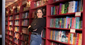 Книготорговый и кафе-магазин романтической литературы в Кембридже отмечает первый год работы