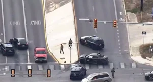 Воздушный зарядник врезался в несколько автомобилей после движения на скорости 100 миль в час