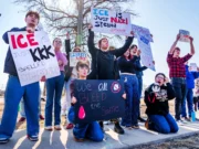 Студенты школы Дунлап протестуют против действий ICE