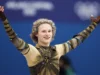 Олимпийский чемпион по фигурному катанию Илья Малинин выступает в поддержку ледового катка в торговом центре Портленда