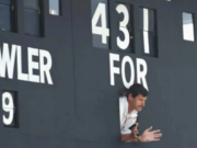 Ричард Хэдли стал первым боулером, взявшим 400 тестовых wickets, подав Санаджа Манжрекара