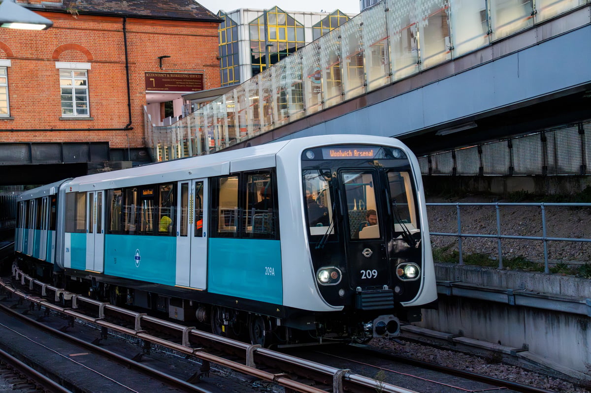 Новые поезда DLR с кондиционерами поступили в Лондон после месяцев жаркой погоды