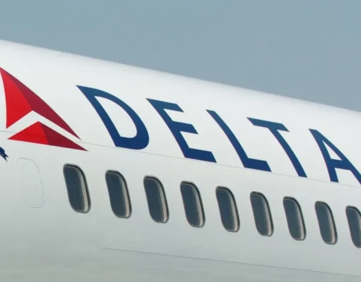 Стюардесса Delta случайно раскрыла запасной трап в аэропорту
