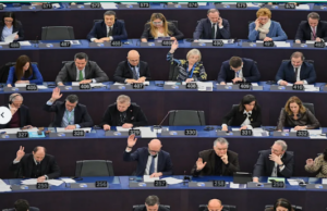 Еврокомиссия готова реализовать торговую сделку с Меркосур, несмотря на голосование парламента о задержке, протест фермеров во Франции