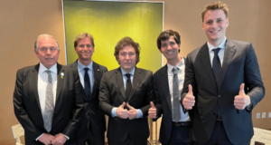 Sam Altman und der Präsident Argentiniens diskutieren Investitionen in Worldcoin und das Potenzial künstlicher Intelligenz.