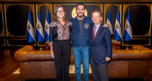 Kathy Wood sagt zehnjähriges Wirtschaftswachstum in El Salvador voraus dank Bitcoin.