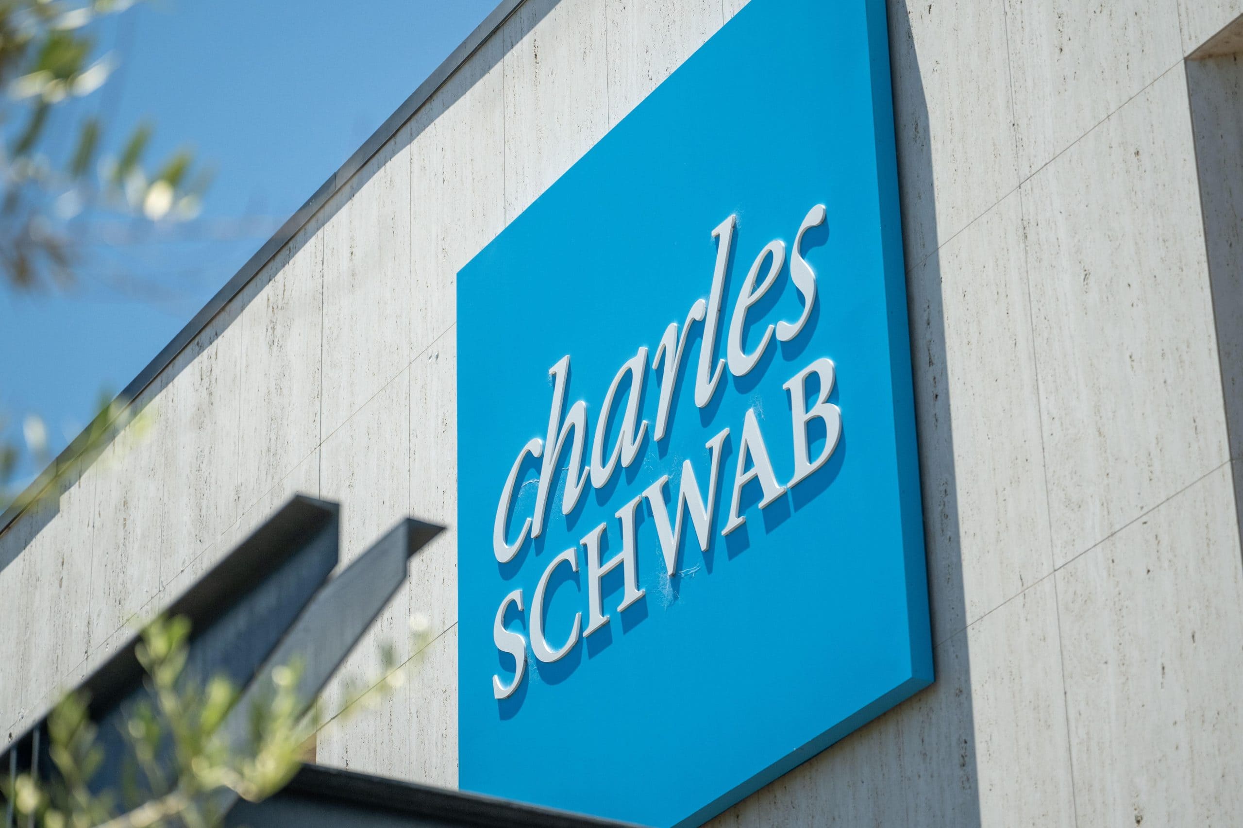 Charles Schwab erweitert Krypto-Angebot um Solana, Avalanche und Chainlink – Folgen für Anleger