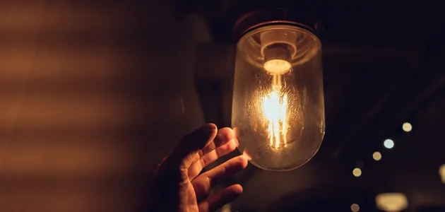 hand-reaching-vintage-light-bulb1153-3595