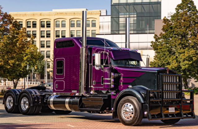 kultovyj-amerykanskyj-tyagach-kenworth-w900-otpravlyayut-v-otstavku-1-871x572-c-default