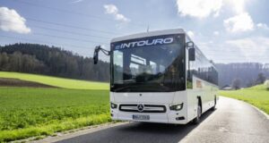 Передсерийный Mercedes-Benz eIntouro вышел на регулярный маршрут