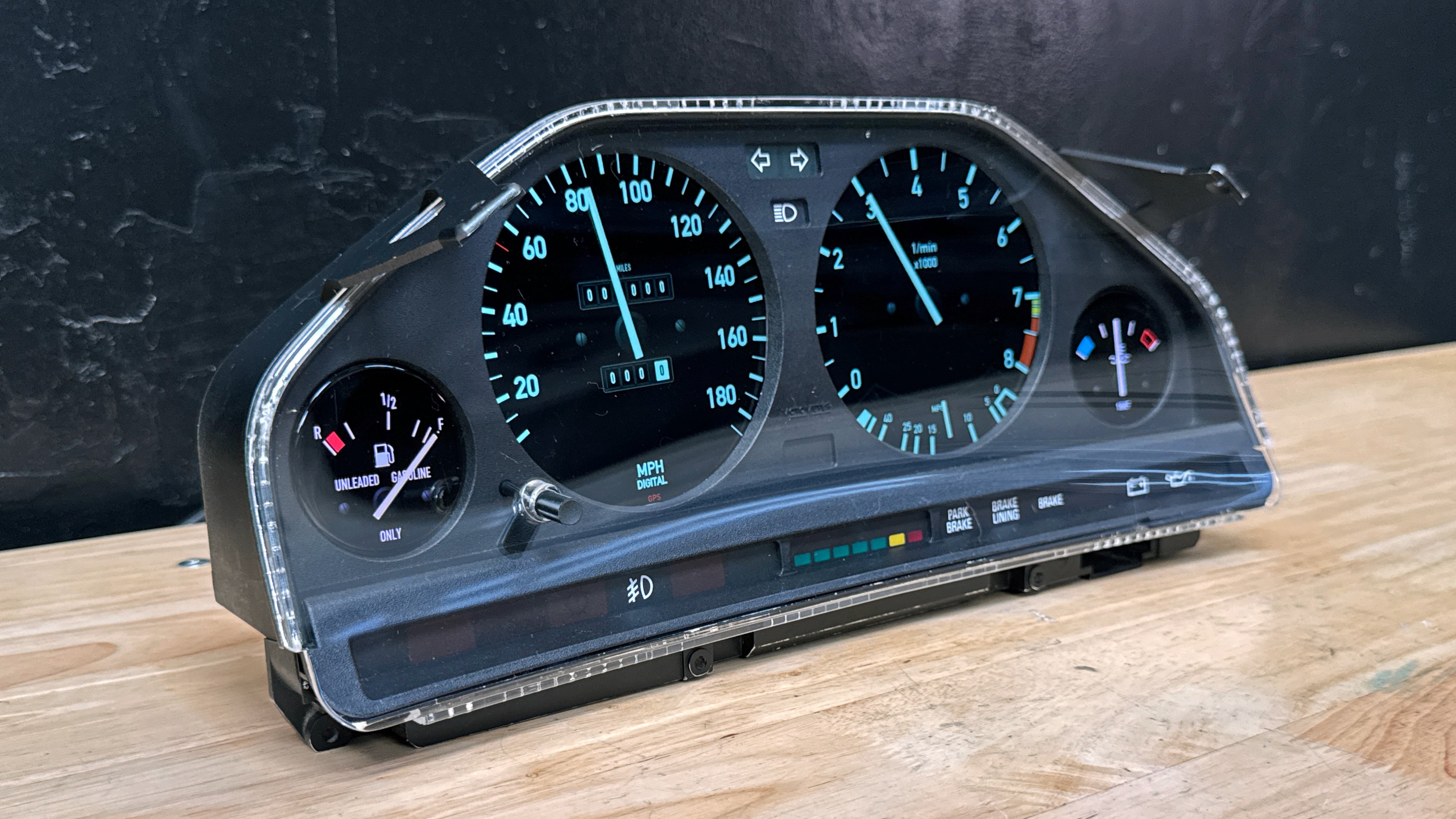 Независимый механик BMW собрал цифровую приборную панель лучше, чем у самой BMW