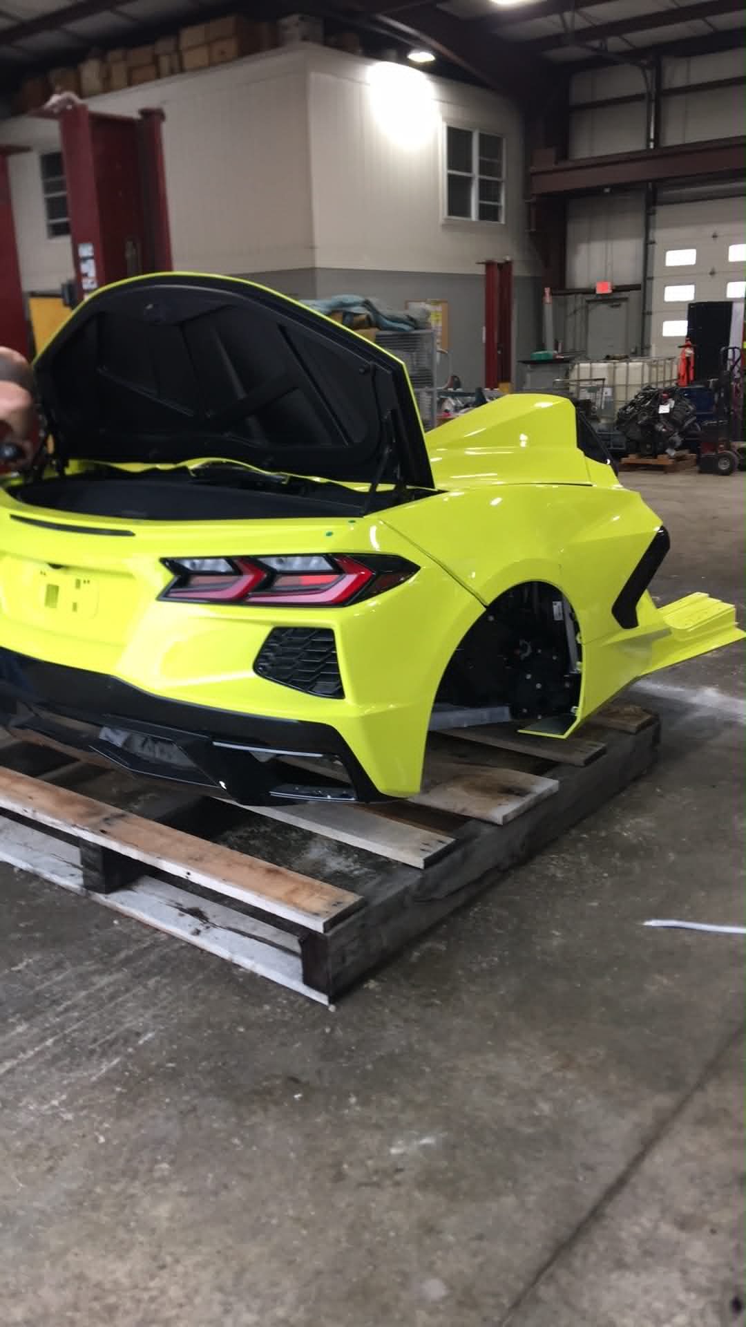 Работник авторазборки рассказал, как утилизировали более 100 Corvette после торнадо 2021 года