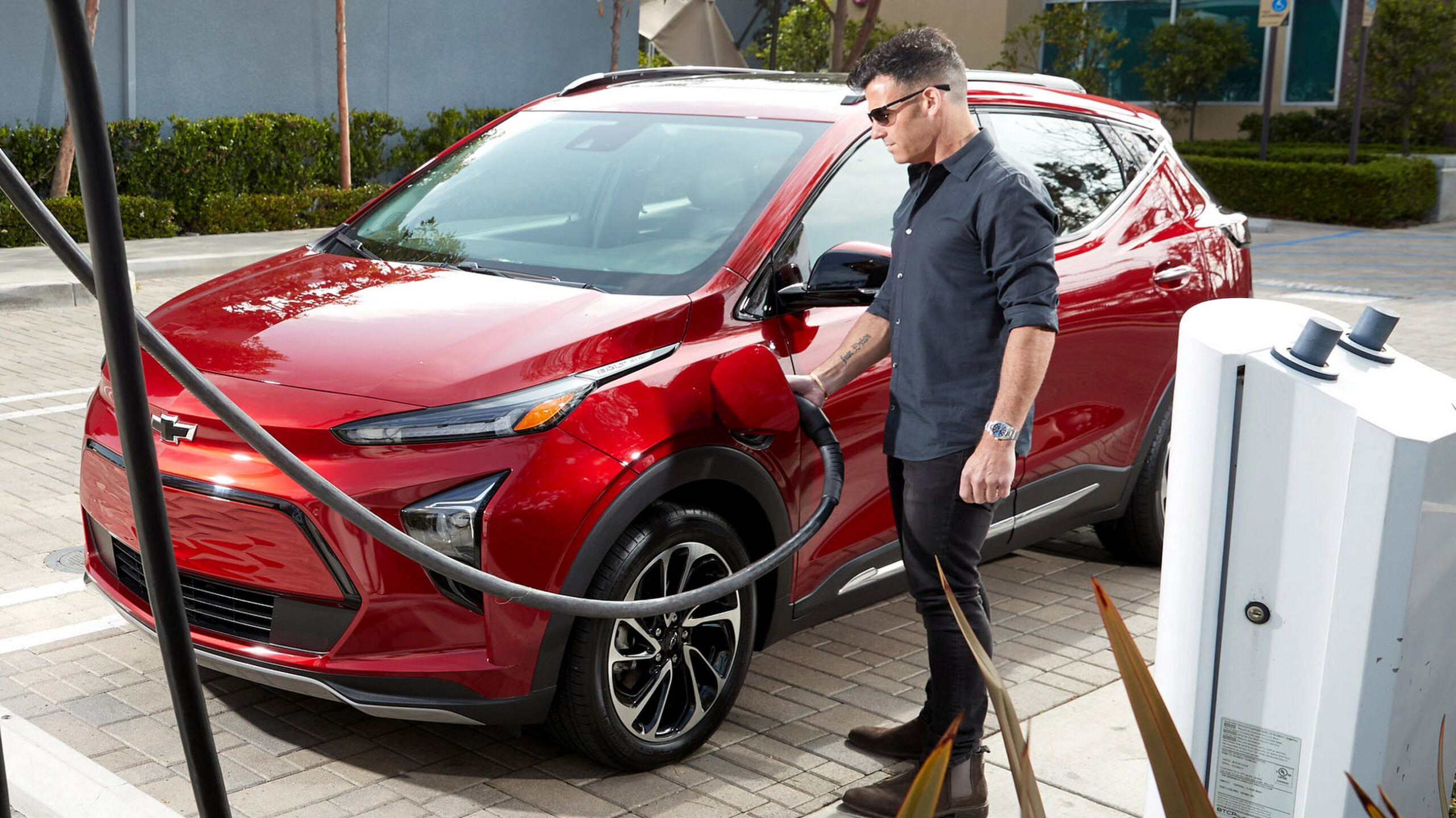 Дилер Hyundai добавил $5 в минуту сверх $5 за кВт·ч на общественной зарядке для электромобилей, чтобы отпугнуть посторонних
