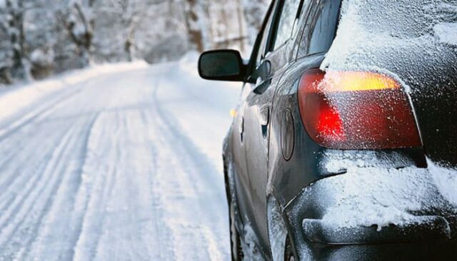 baner-stoit-li-myt-mashinu-zimoj-4