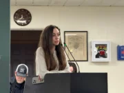 Советники утверждают, что коричневая вода в городе Индиана безопасна для питья. Жители требуют прозрачности