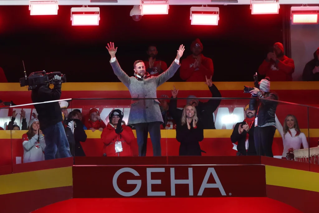 Алекс Смит признан почётным барабанщиком на Monday Night игры за «Чифс»
